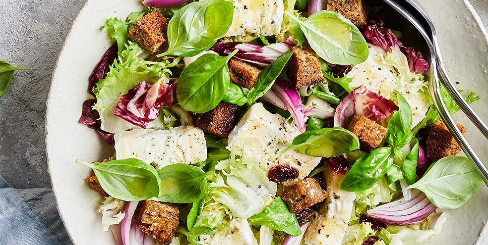 Salade met gevulde brie, cranberry’s en desemcroutons