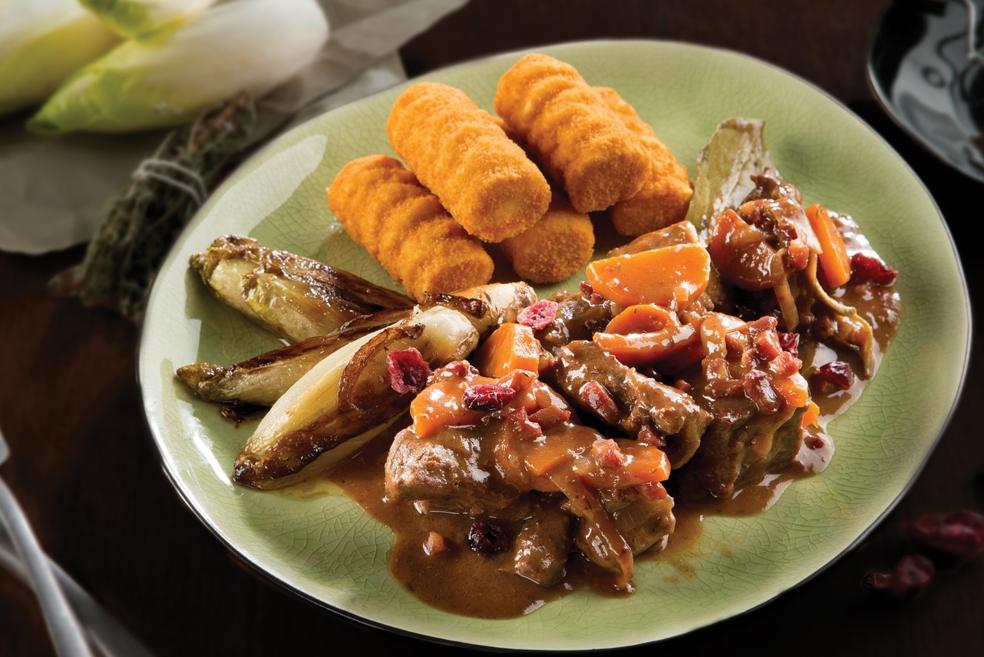 Everzwijnragout met witloof en veenbessensaus