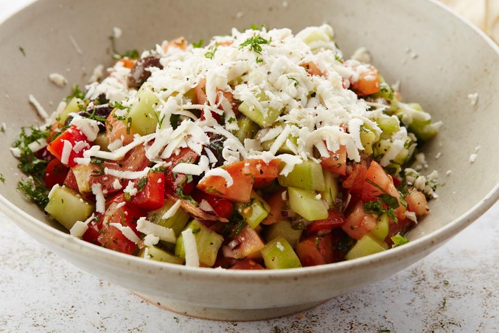 Griekse salade met feta en olijven