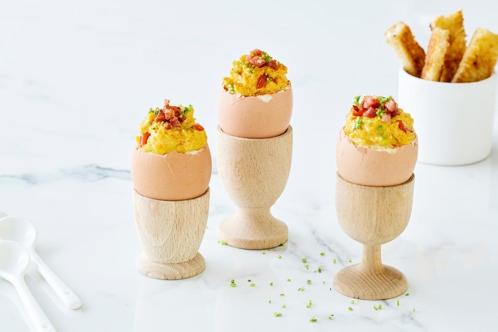 Gevulde curry-eitjes met spekjes