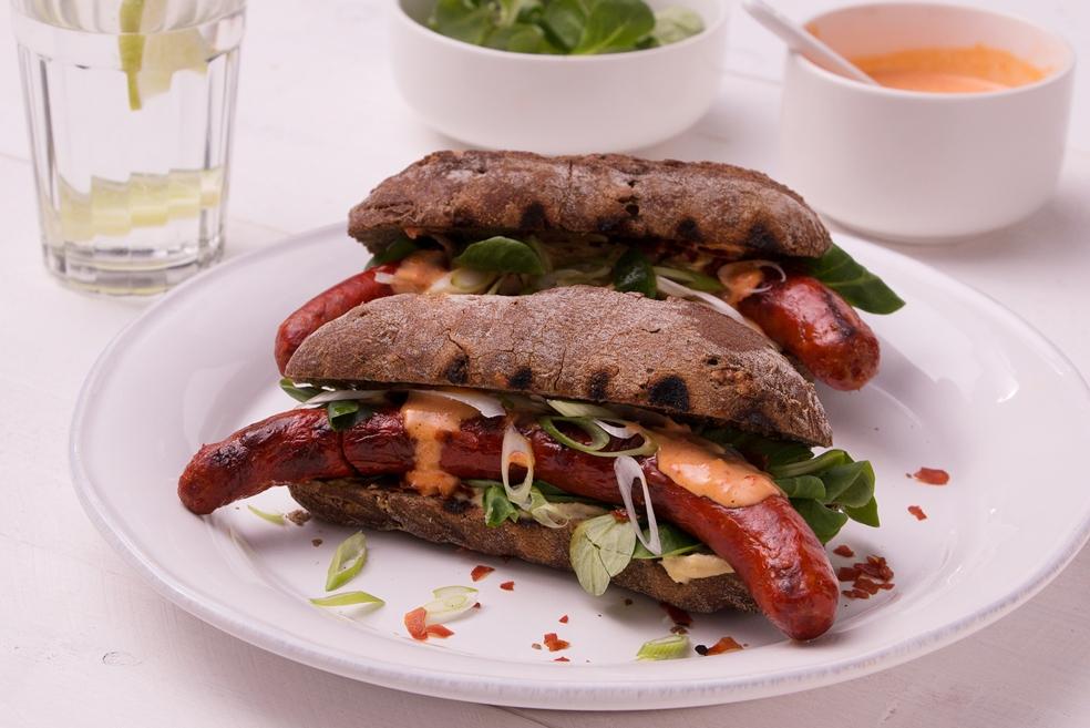 Hotdog deluxe met paprikamayonaise