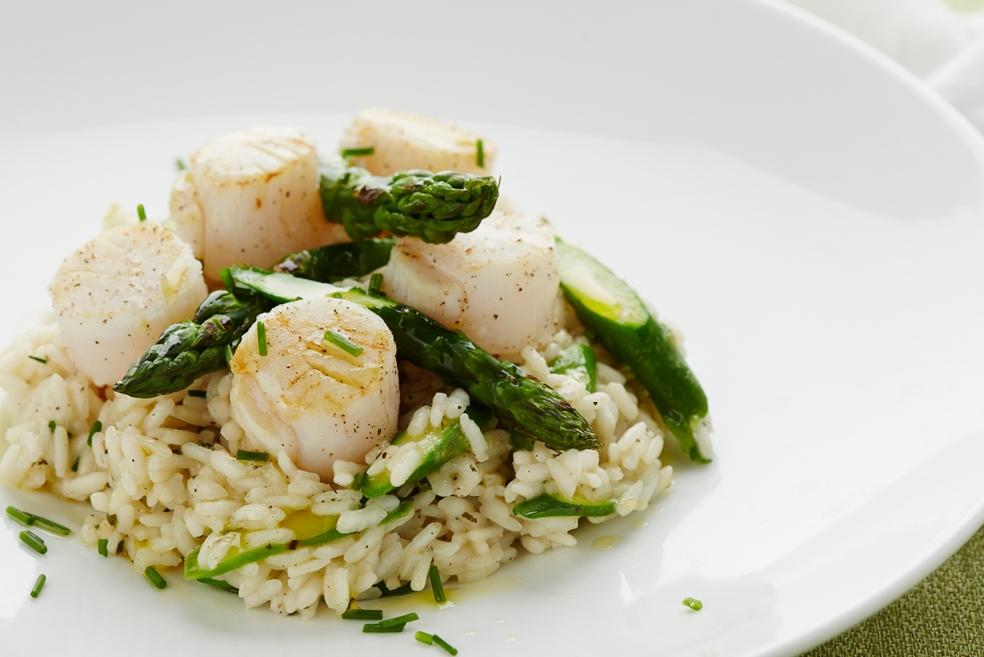 Sint-jakobsvruchten met aspergerisotto