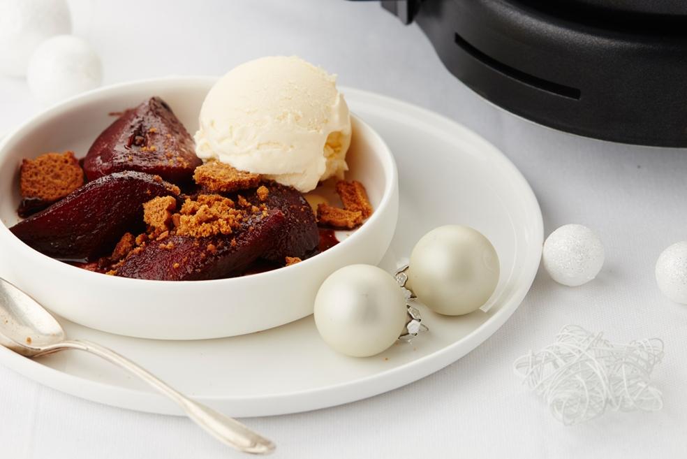 Peren met rode wijn en roomijs