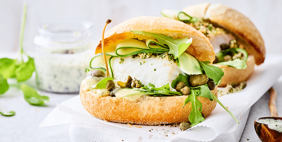 Burger met verse kabeljauw, citroenmayonaise en kappertjes