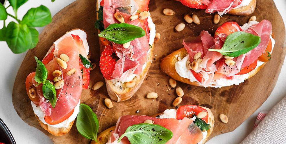 Bruschetta met aardbeien, ricotta en ham