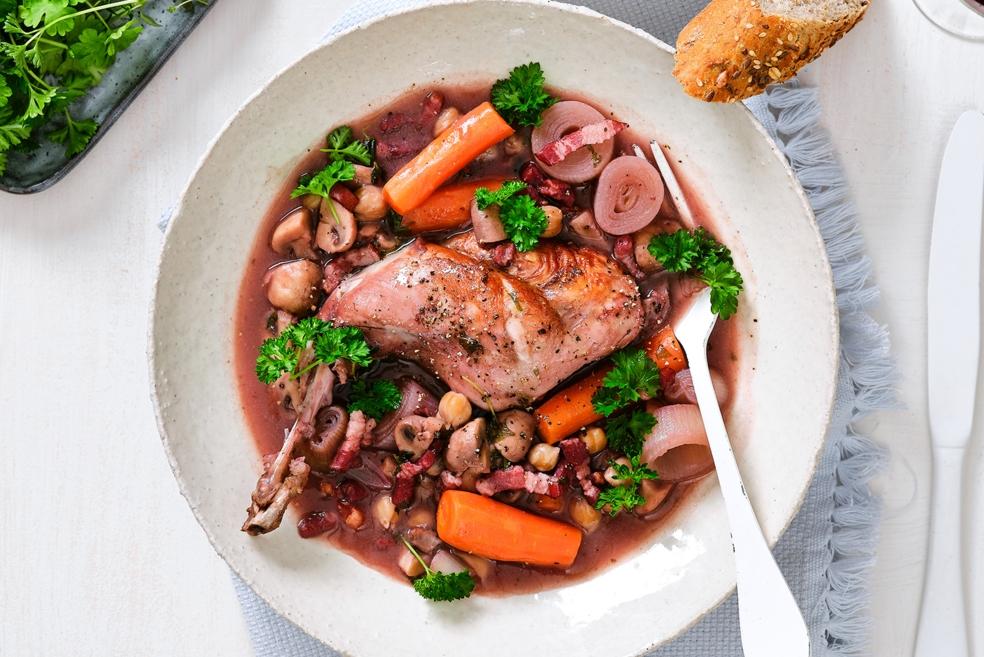 Boterzacht konijn met worteltjes en kikkererwten