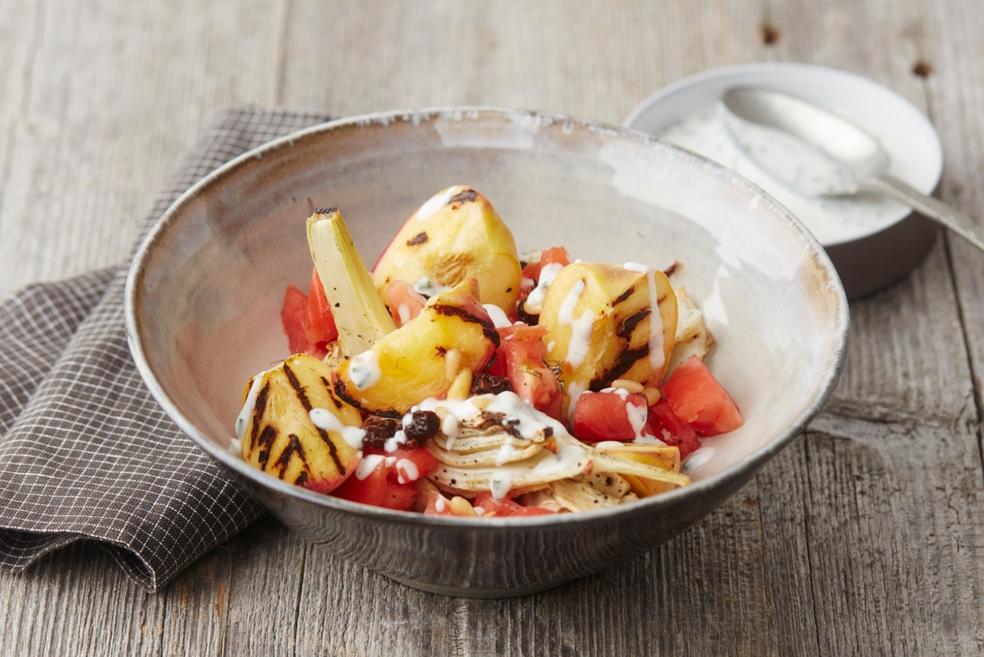 Zomerse salade met gegrilde perziken, venkel en bieslookyoghurt