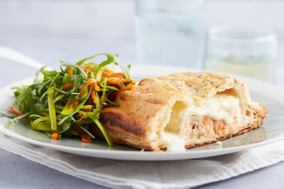Zalm in bladerdeeg met fijne groenten