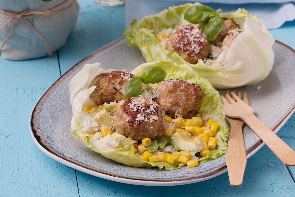 Pittige gehaktballetjes in ijsbergblad