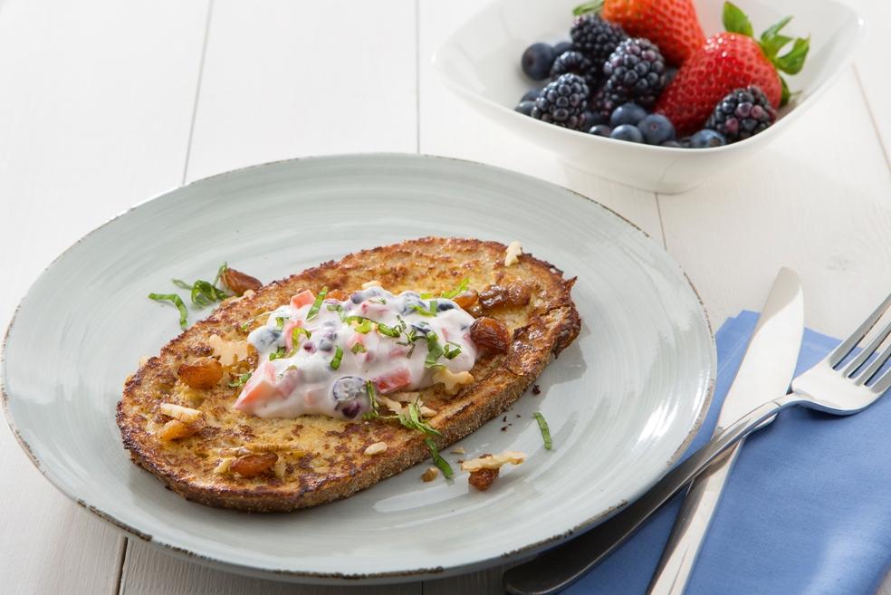 Wentelteefjes van volkorentoast met platte kaas en fruit