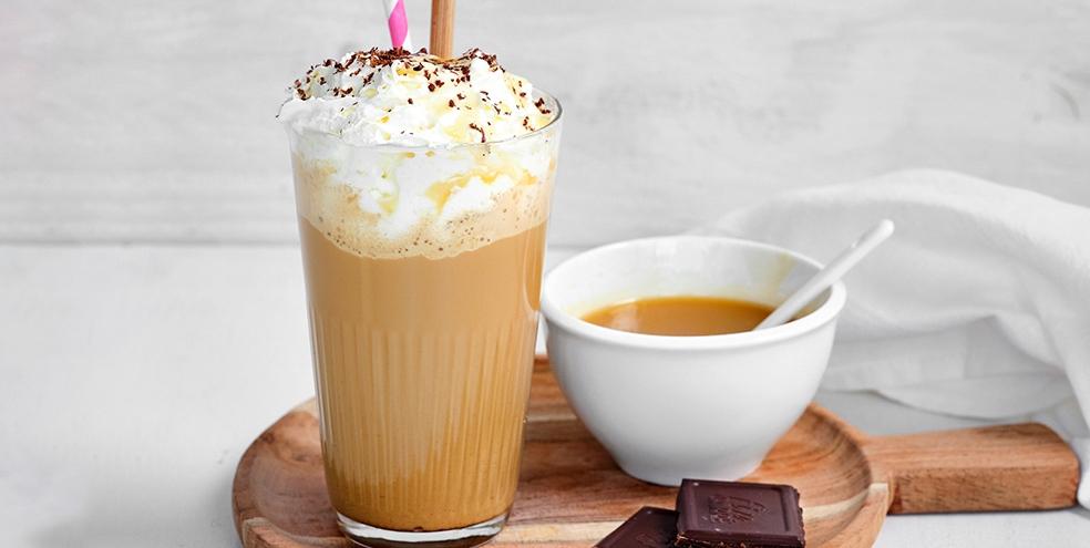 IJskoffie met karamel