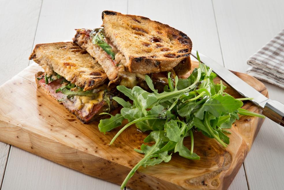 Croque van roggebrood met salami en abdijkaas