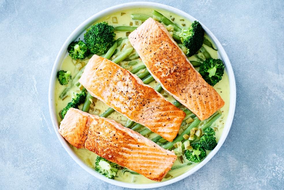 Romig eenpansgerecht met zalmfilet, prinsessenboontjes en broccoli