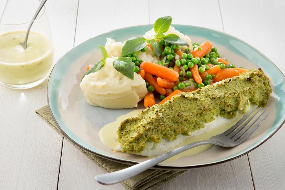 Pladijsfilet met een korstje, puree, erwten en wortelen