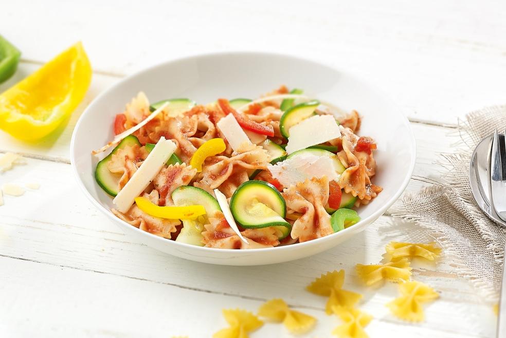 Farfalle met courgette en tomatensaus