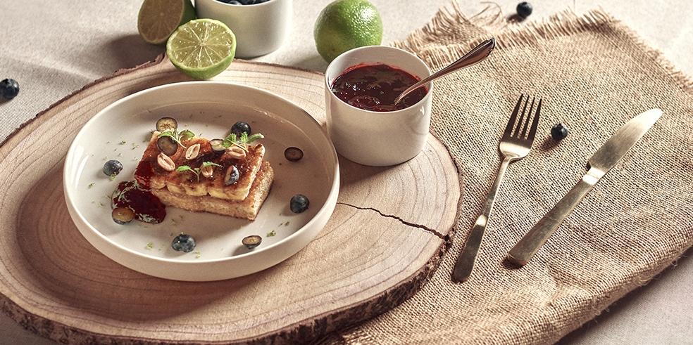 Wentelteefjes met vanille, banaan met honing en bosbessencoulis