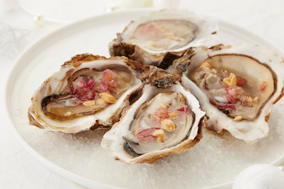 Oesters met geroosterde cashewnoten en gekonfijte rode ui