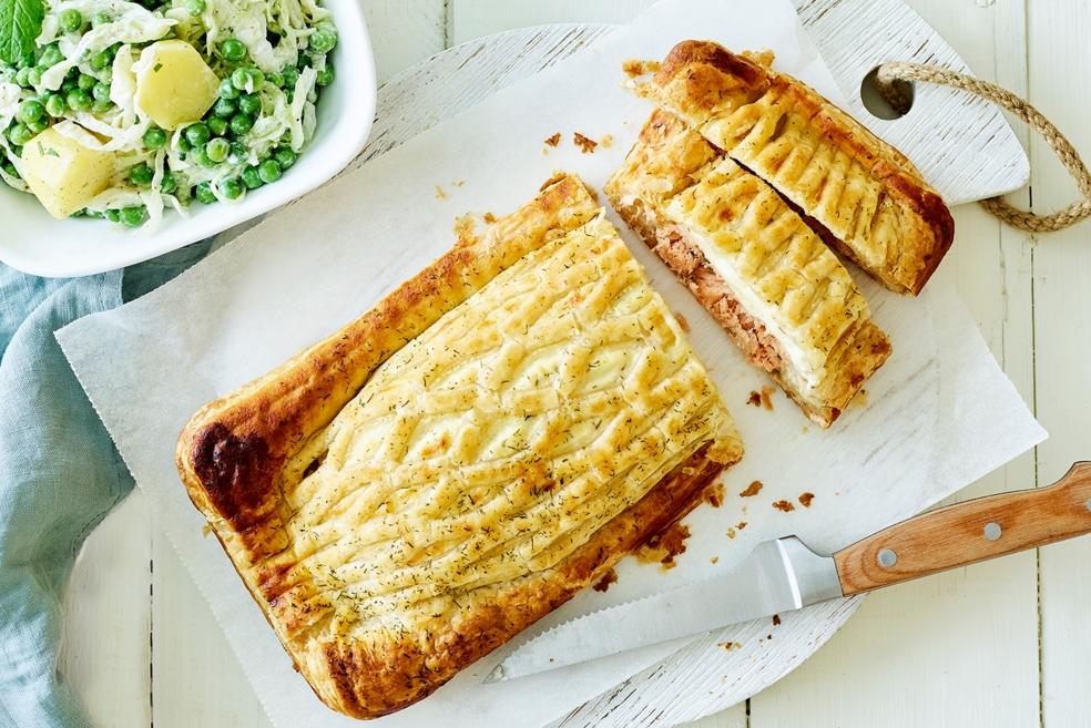 Zalm in bladerdeeg met een frisse salade