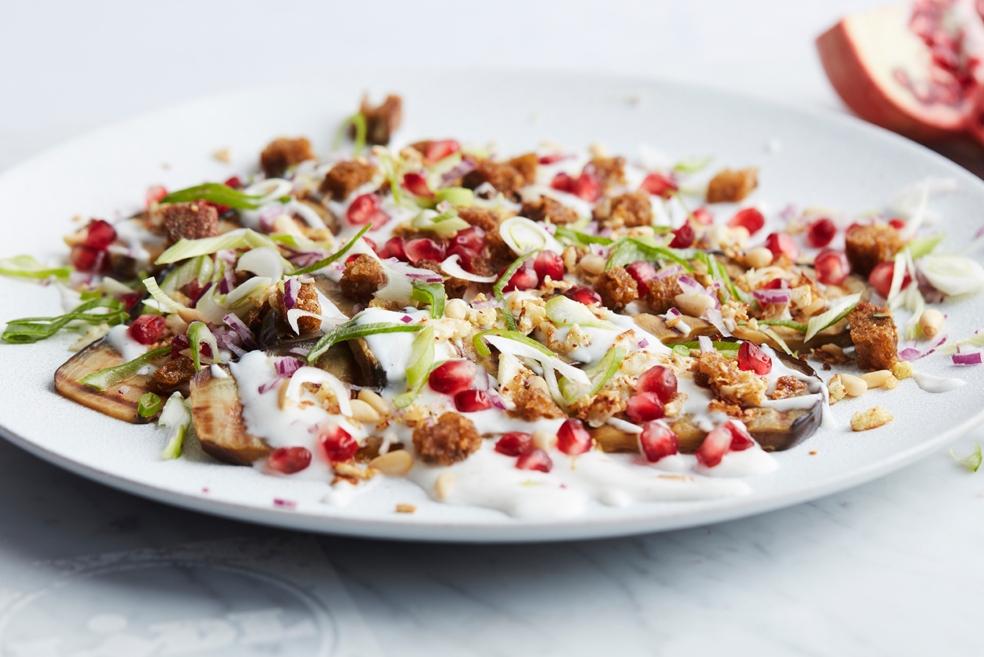 Aubergines met granaatappel en yoghurt