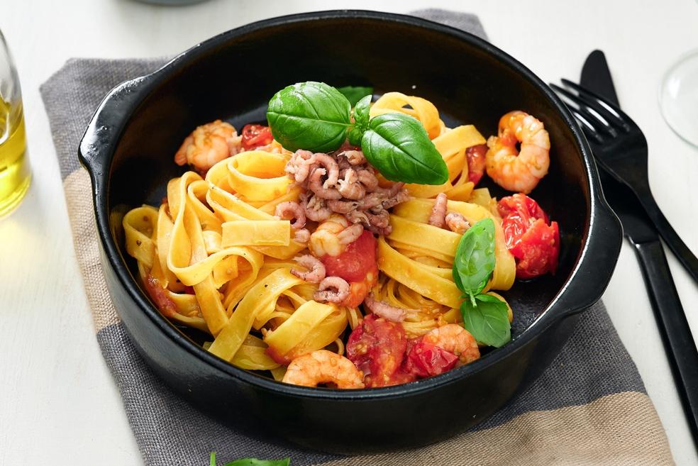 Verse tagliatelle met garnalen en wijn-tomatensaus