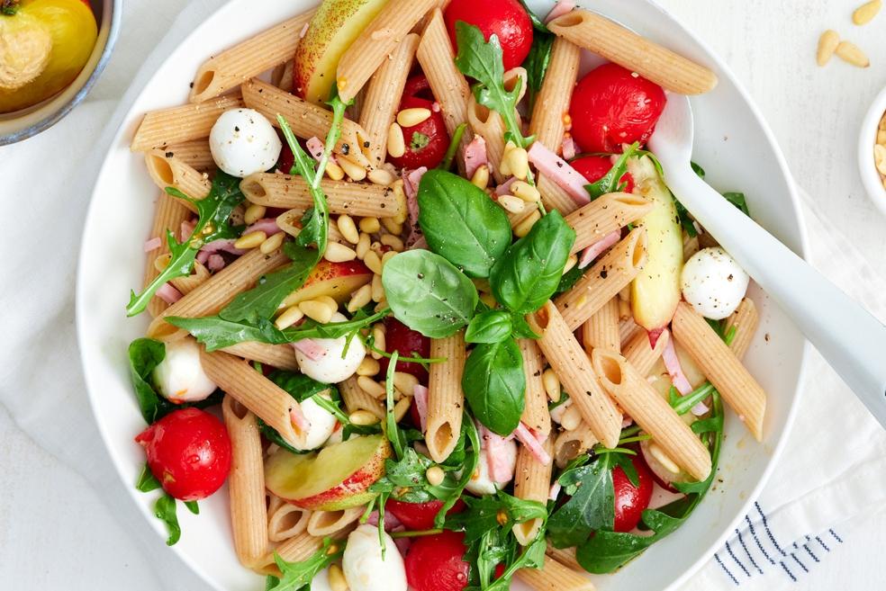 Frisse pastasalade met nectarines en ham