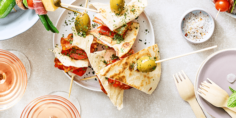 Pittig tortillaspiesje met sambalkaas, gegrilde peper en salami spianata