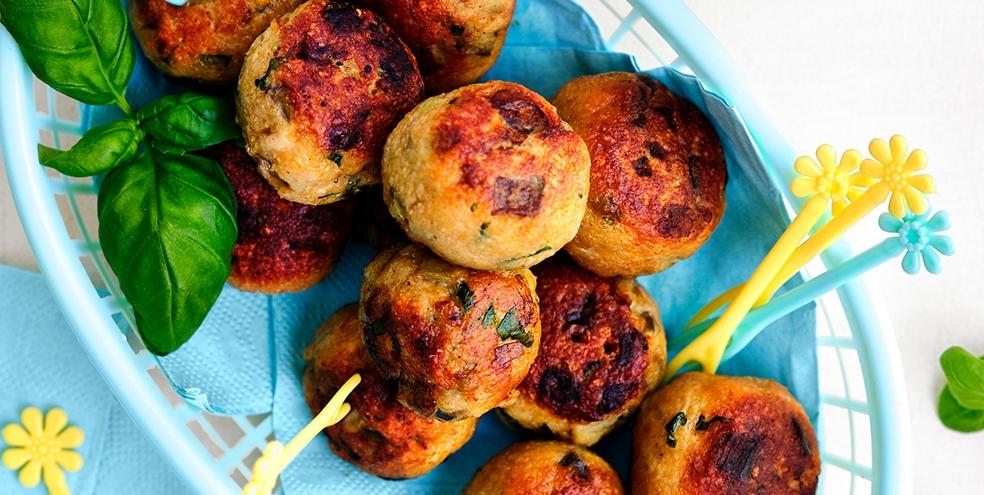 Aubergine-kippenballetjes met ketchupsaus