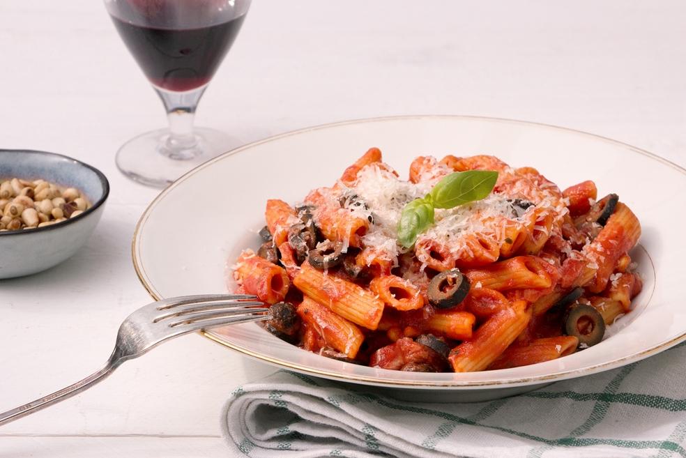 Pasta met tomaten, zwarte olijven en spek