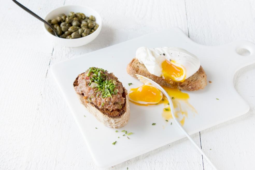 Bruschetta met americain natuur en gepocheerd ei