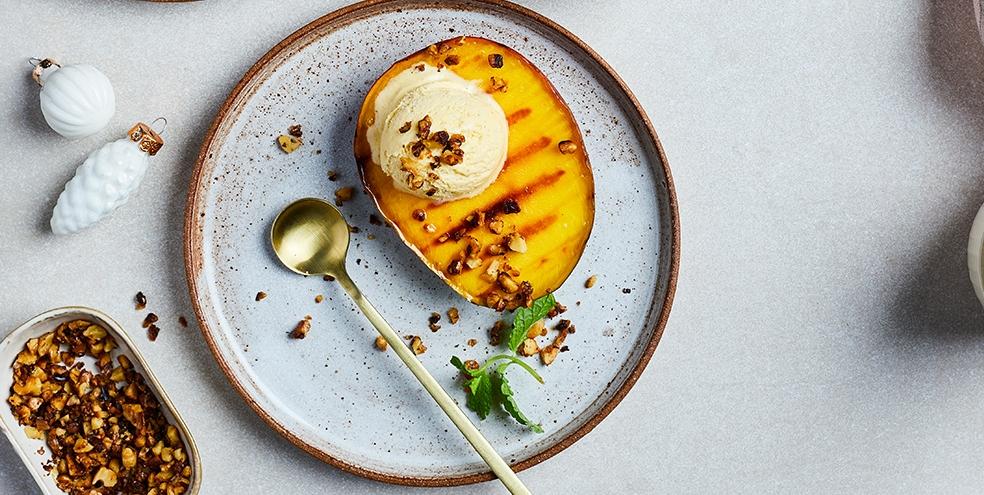 Gegrilde mango met roomijs en notencrumble