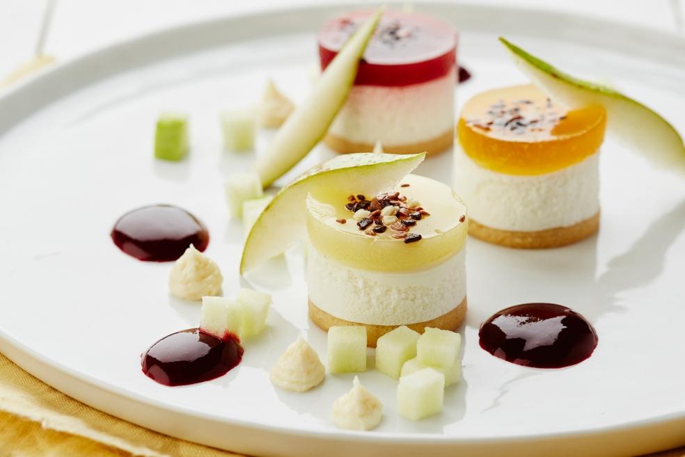 Minibavarois met peer en rodevruchtencoulis