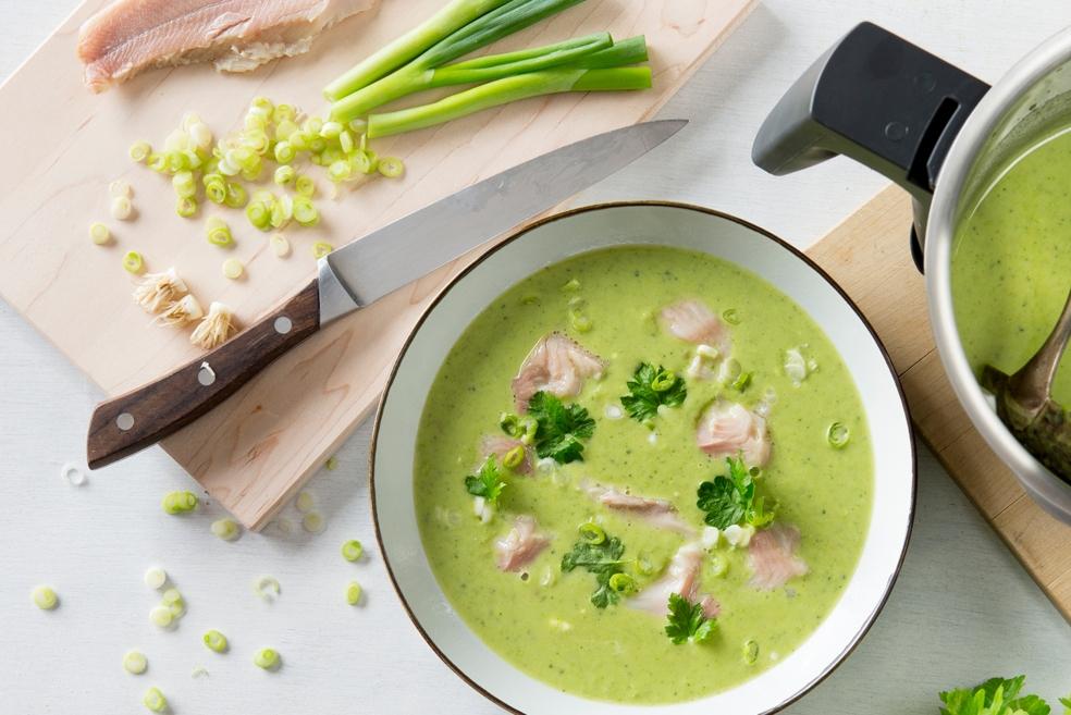Groen soepje met gerookte forel