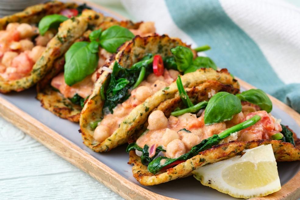 Vegetarische bloemkoolwrap met kikkererwten en spinazie