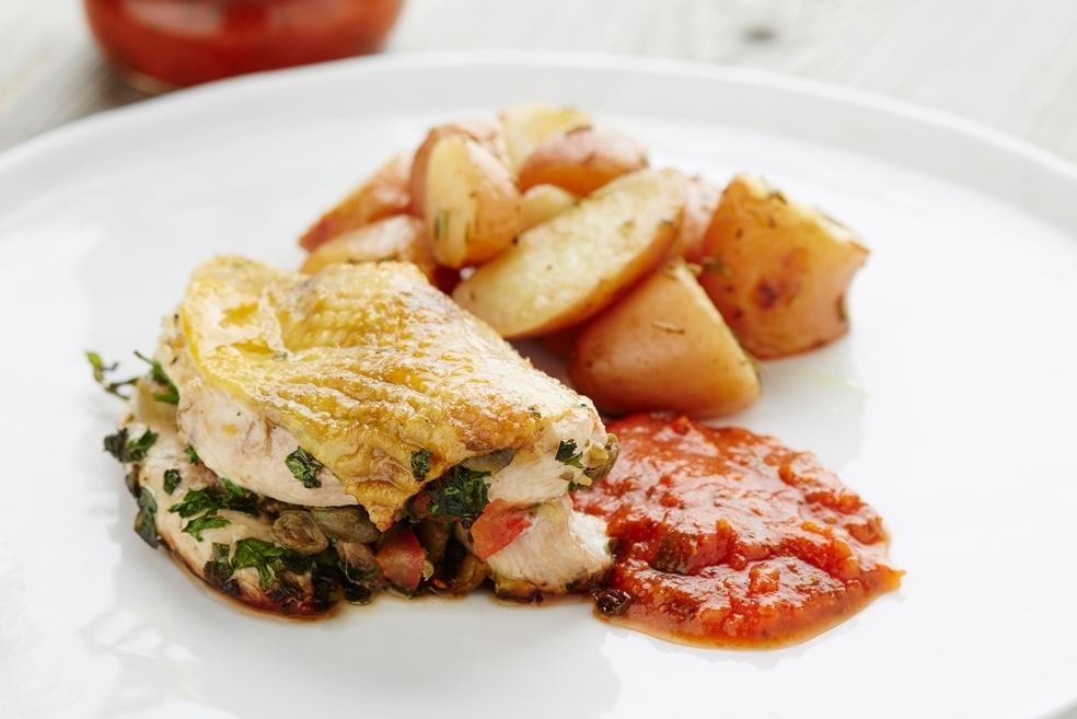 Gevulde parelhoen met kappertjes, olijven en ansjovis