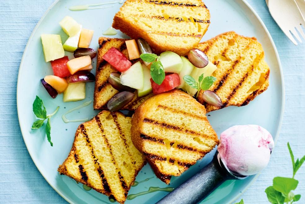 Gegrilde cake met warm fruit en ijs