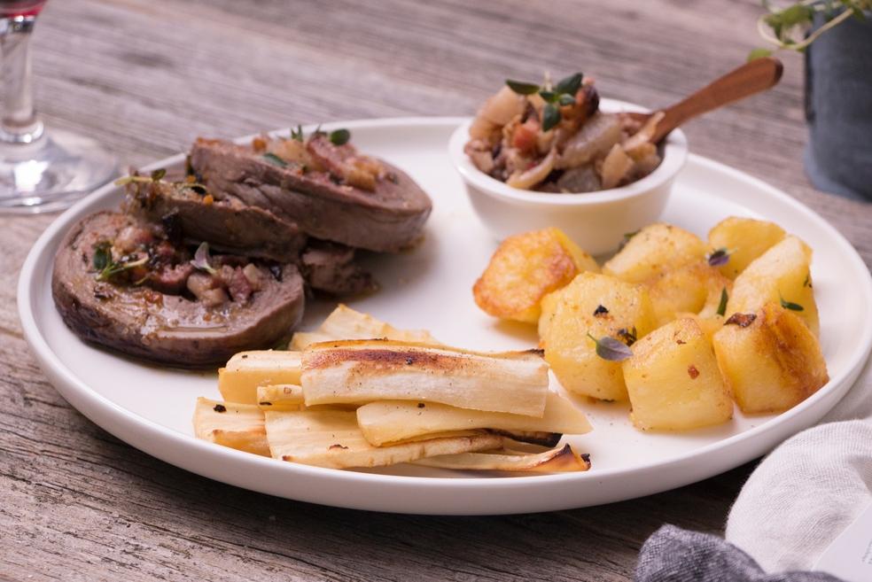 Hinderollade met in champagne geroosterde pastinaak en tijmaardappelen