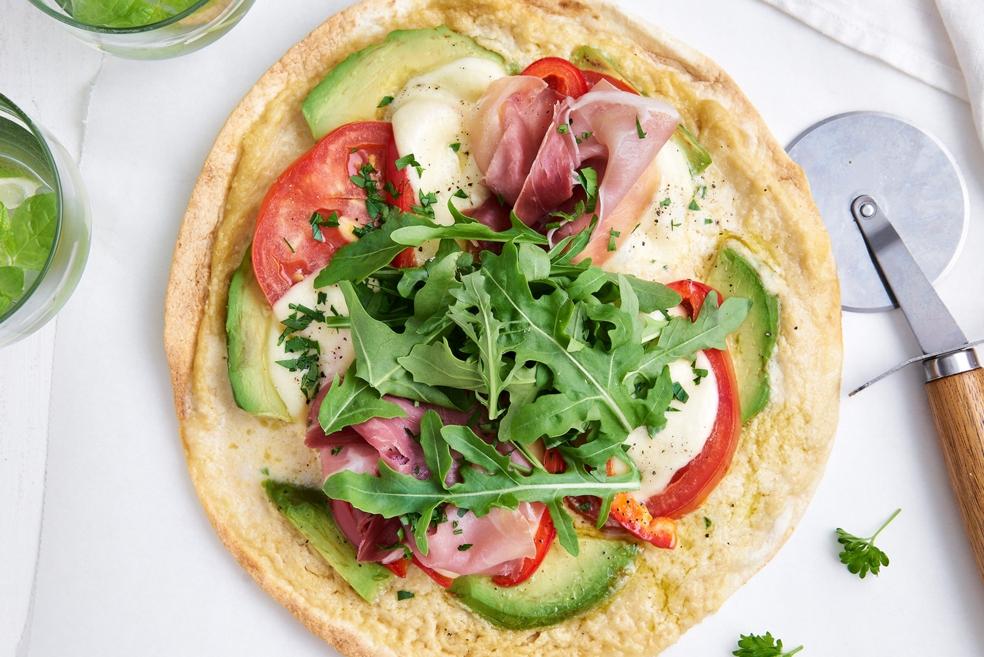 Tortizza met avocado en rauwe ham