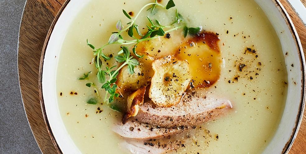 Pastinaak-knolseldersoep met groentechips en fazantreepjes