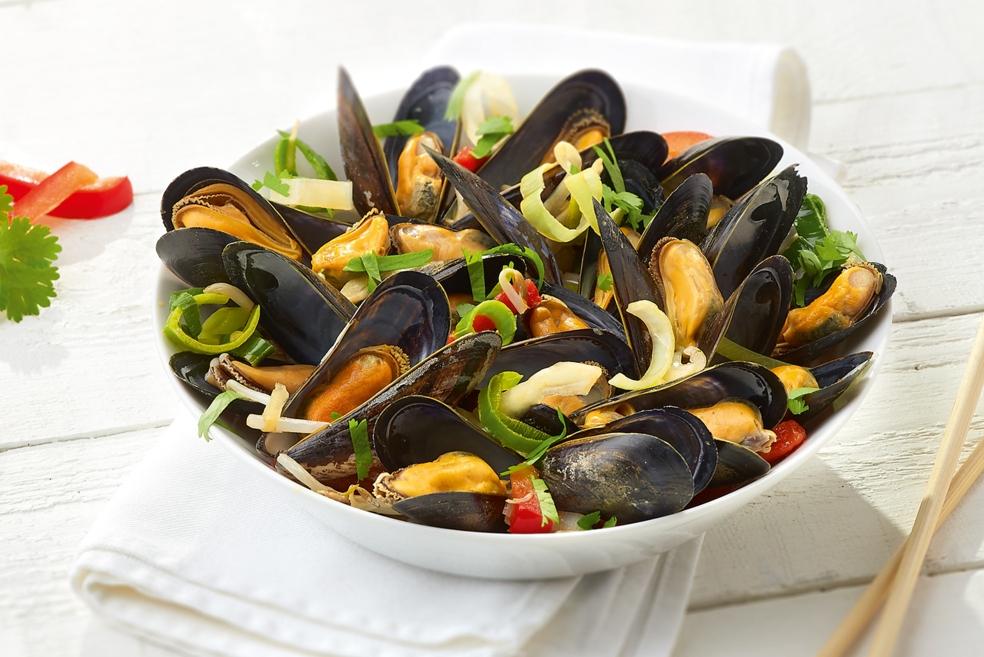 Wok met mosselen en rode paprika