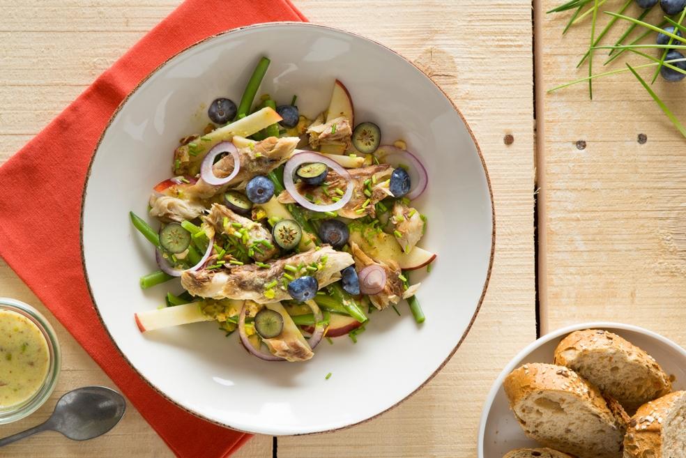 Salade van sperziebonen en makreel met zachte mosterd-notenvinaigrette