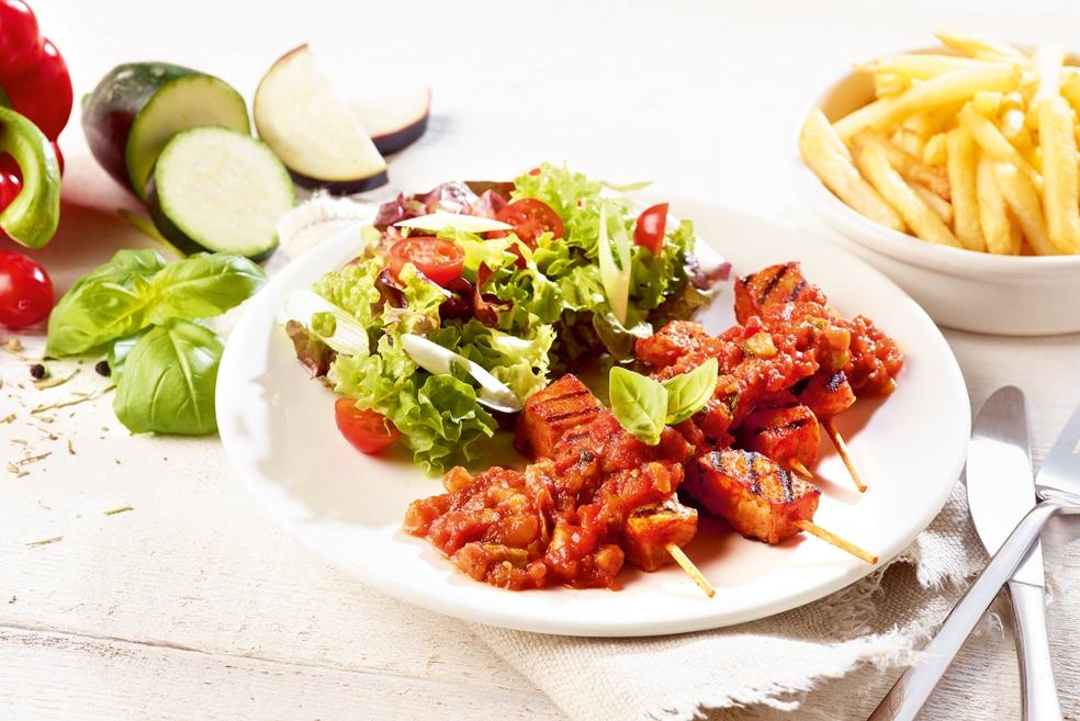 Cocktailbrochettes met Provençaalse saus, multicolorsla en frietjes