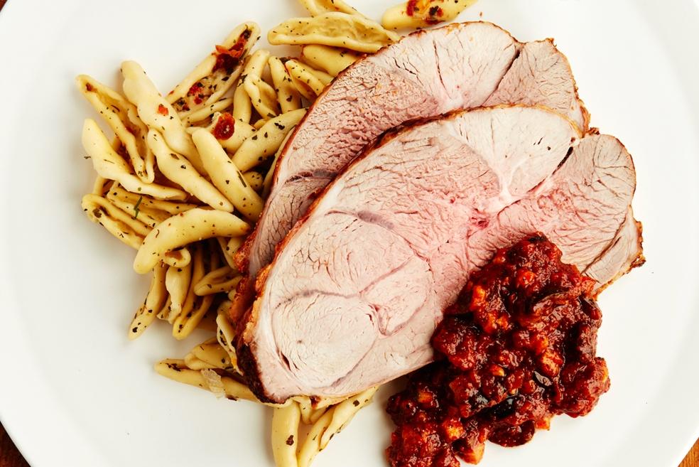 Lamsbout met pasta en tomatensaus