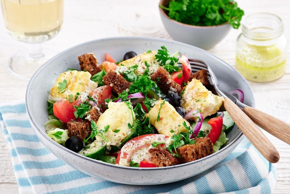 Griekse salade met krokant gebakken feta