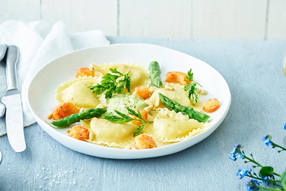 Pasta gevuld met garnalen en krab, groene aspergecrème en krokante rivierkreeftjes