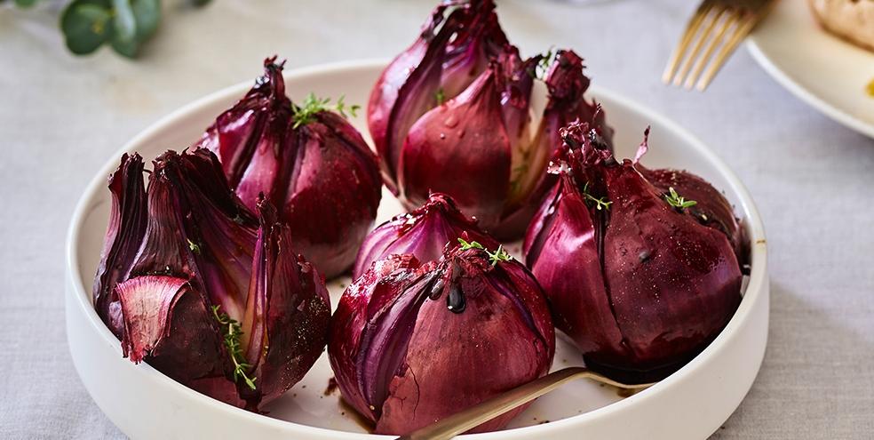 Gepofte rode uien met balsamicocrème en tijm