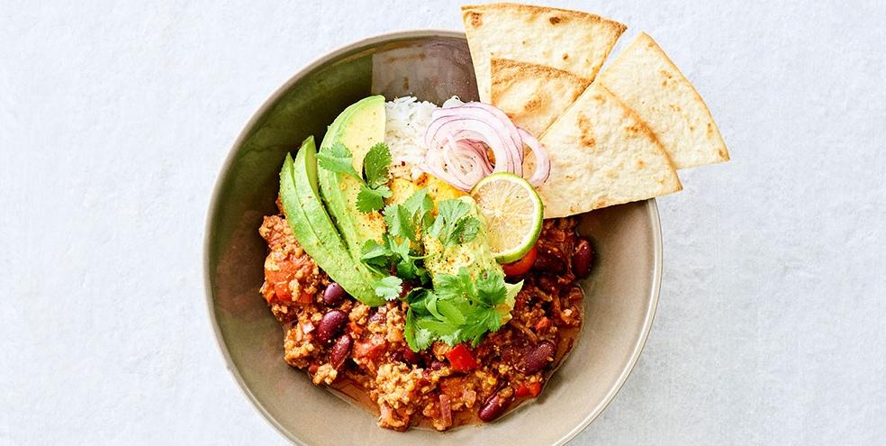 Vegan chili sin carne met guacamole en tortilla’s
