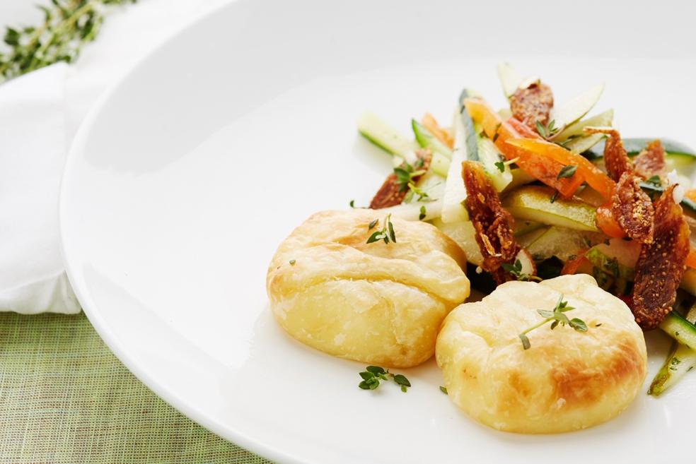 Salade met geitenkaas en broodje van gedroogde vruchten