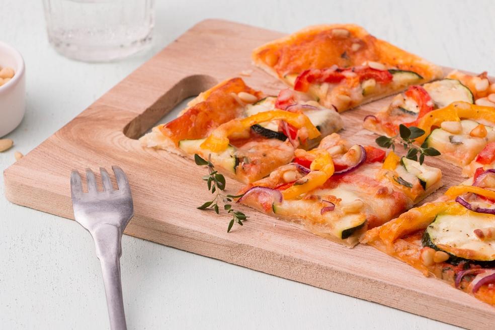 Luchtige pizza met zomergroenten