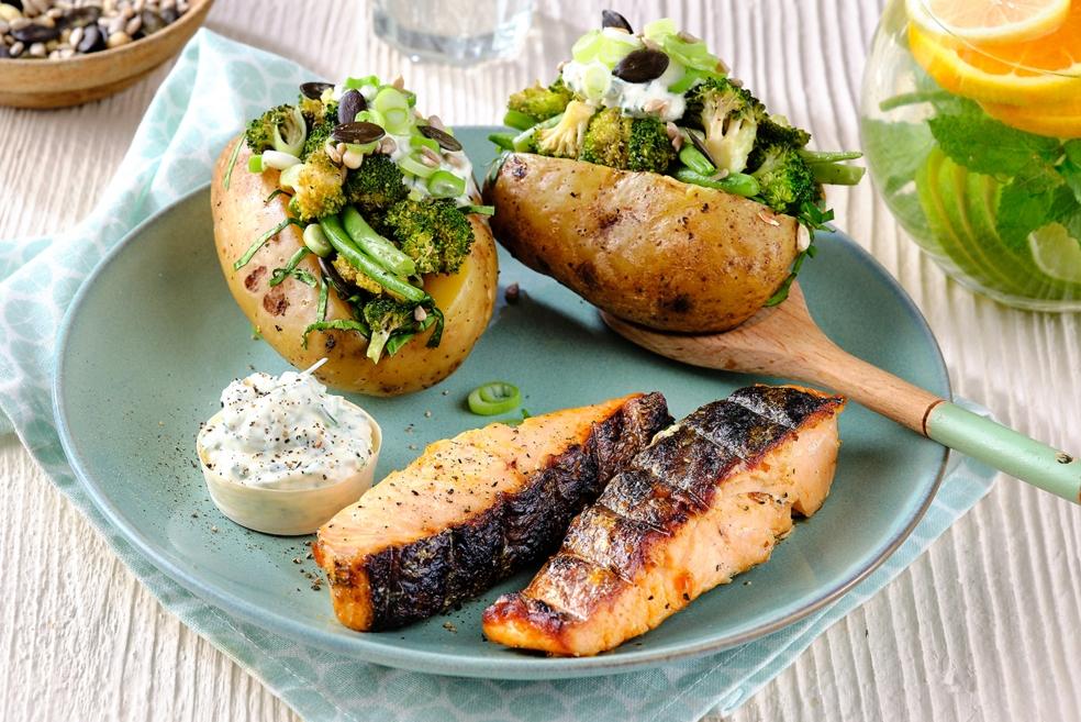 Gemarineerde zalmfilets met gepofte bbq-aardappelen