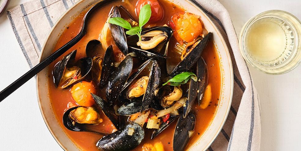 Pikante mosselsoep met zomergroentjes